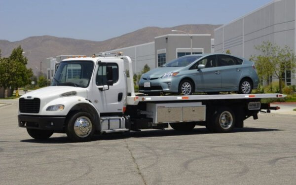 Brantford ON long distance white towing truck service